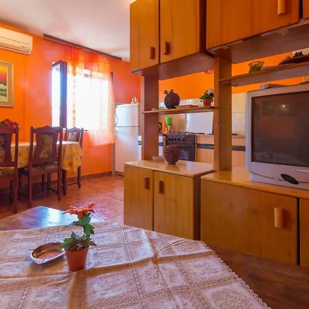 Ana - Private Parking Apartment